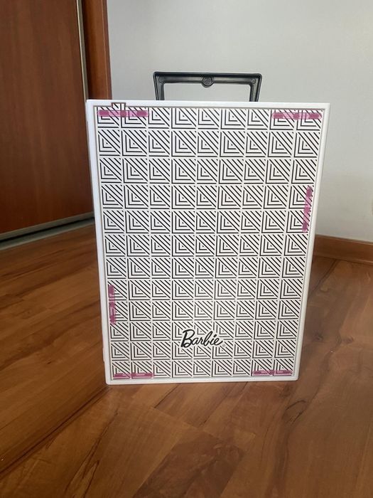 Szafa dla Barbie z oryginalnymi ubrankami i lalką barbie
