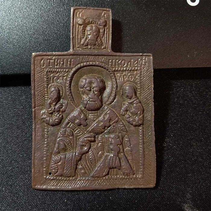 Дорожная старинная икона Николай. Размеры: высота 43 мм, ширина 39 мм.