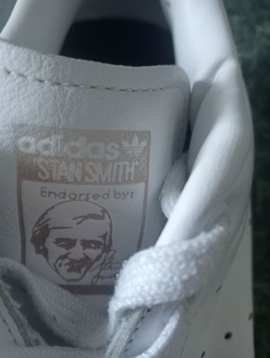 Białe buty adidas