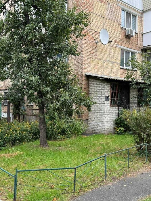 Фасад, 1 поверх, Дніпровська, 4