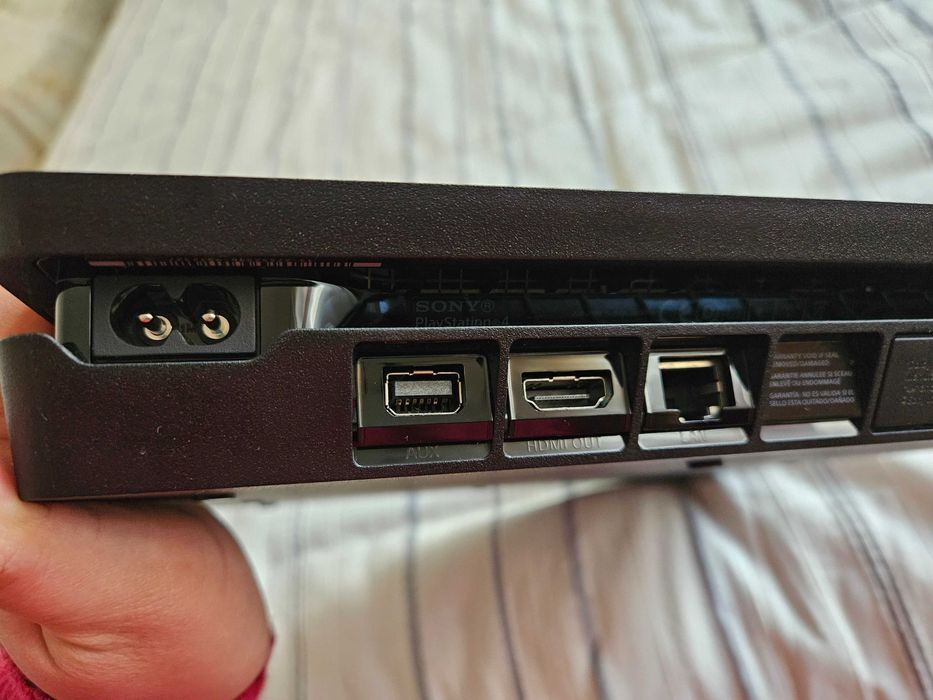 PS4 SLIM como novo (1TB) + 3 Jogos