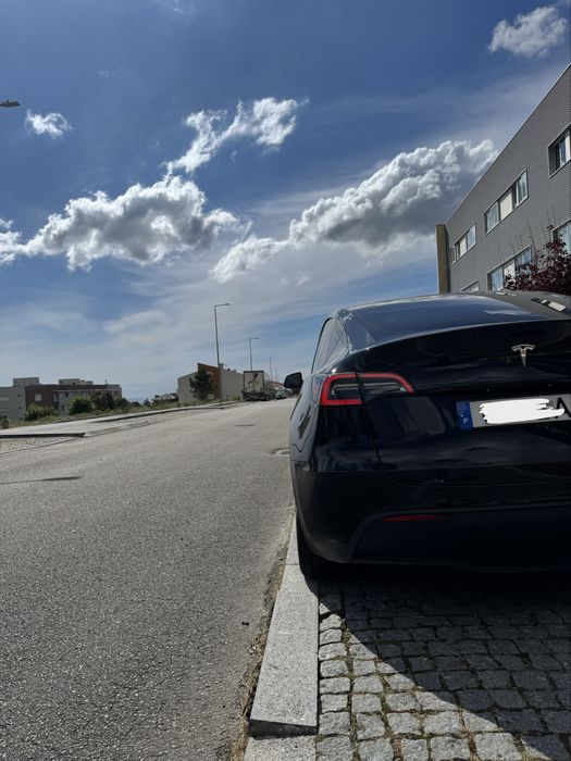 Tesla Model Y RWD - Bateria LFP - IVA dedutivel