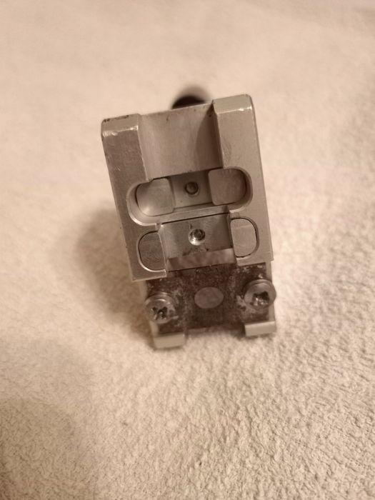 Nożyk do światłowodów wycinania okna w powłoce kabla łatwego dostępu