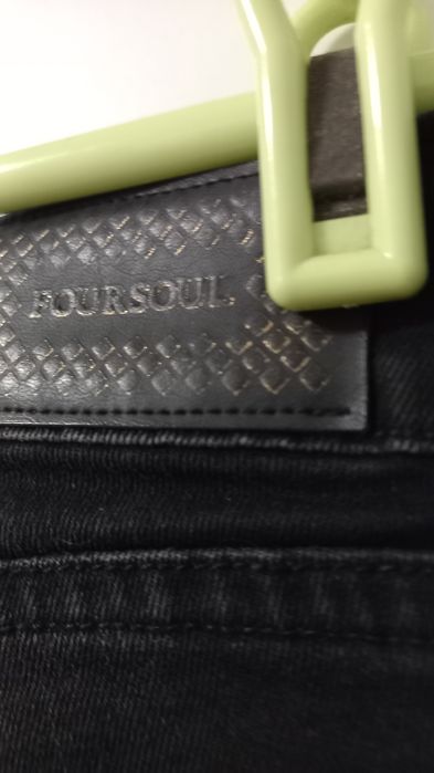 Calça preta com aplicação em renda