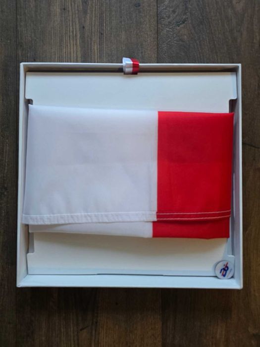 Flaga POLSKI w kartonowym pudełku