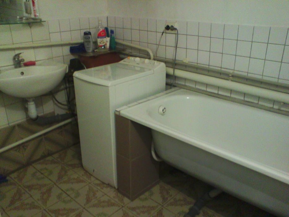 Продається господарство з невеликим будинком та землею 0.83 га. в селі