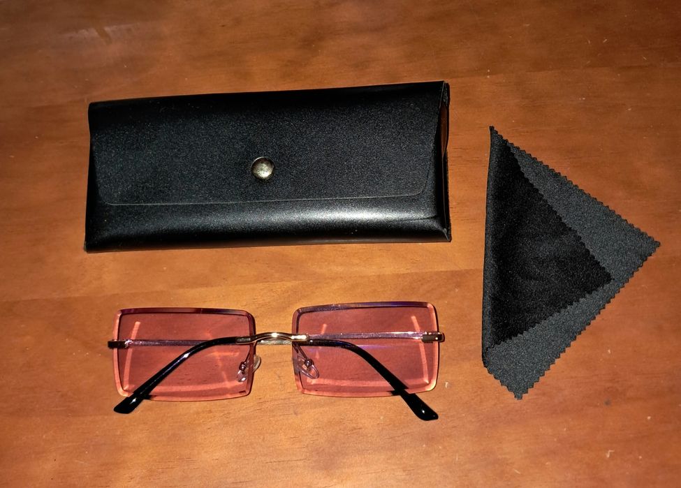 Óculos com lentes rosa