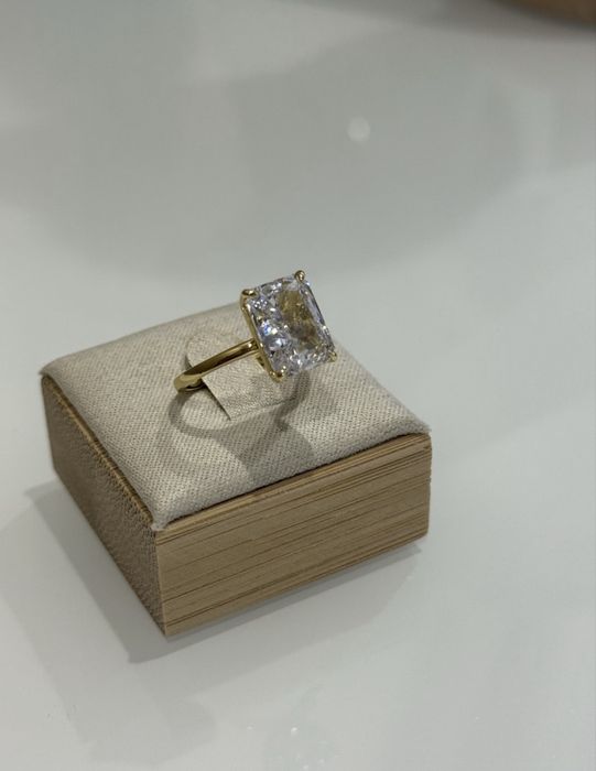 Каблучка з муасанітом