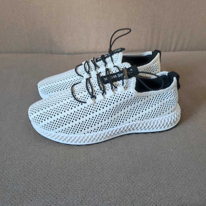 Białe buty firmy Ombre