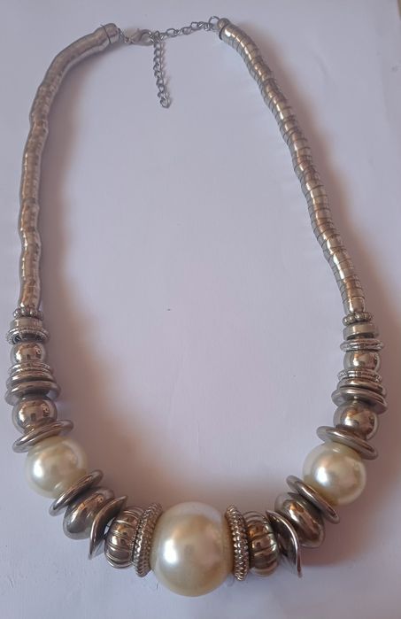 Colar em prateado e perolas