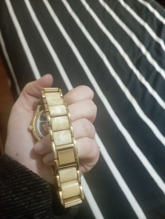 Relógio dourado Guess