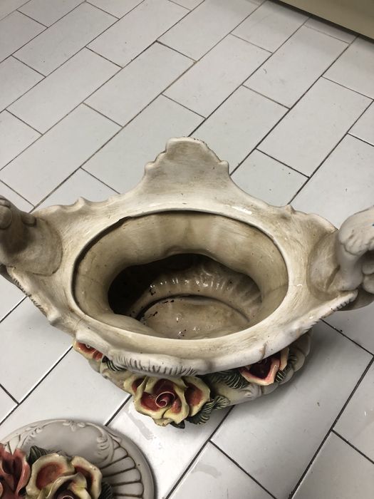 Terrina antiga em bom estado.