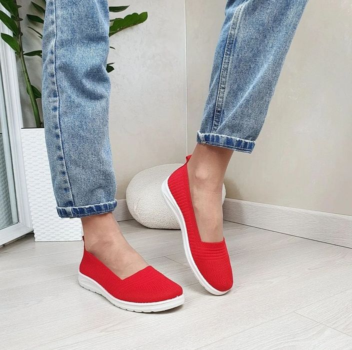 Красные  текстильные  слипоны мокасины на  белой подошве текстиль