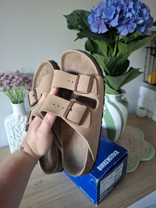 Oryginalne skórzane klapki birkenstock 37 beżowe
