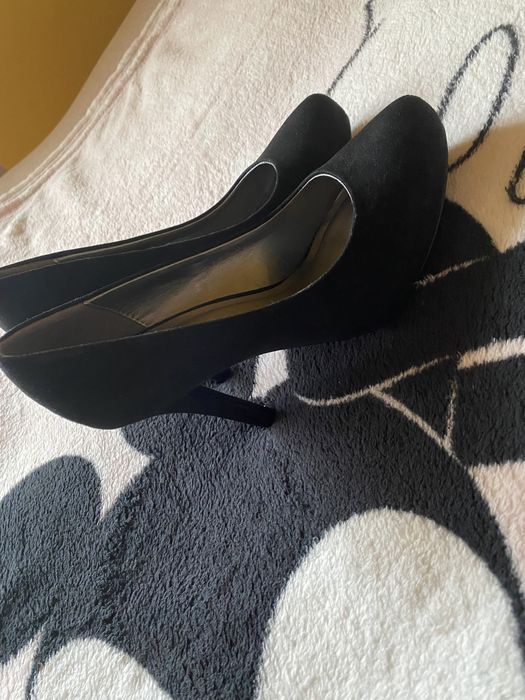 Czarne buty na obcasie