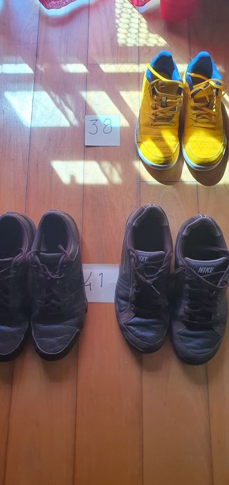 Varios tenis de criança