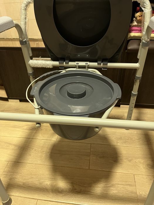 Крісло туалет-санітарне, для людей з інвалідністю, або похилого віку