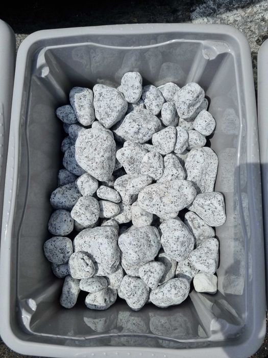 Kamienie granitowe otaczane rozne frakcje  ozdobny