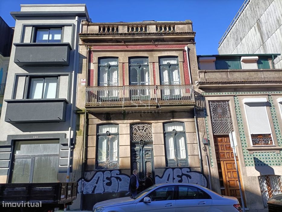 Building for Reconstruction at Praça da República, Porto