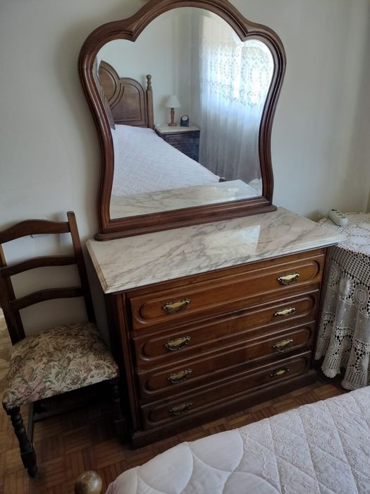 Quarto  com cama, roupeiro e cómoda