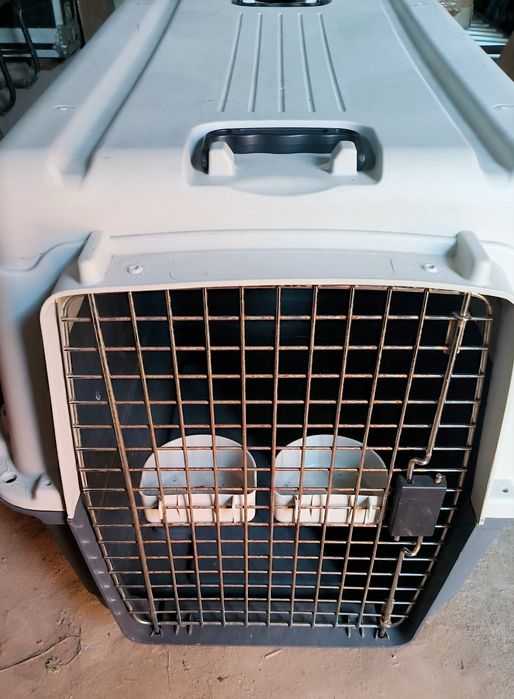 Large Pet carrier in very good condition.
Caixa de transporte de animais com pouco uso.