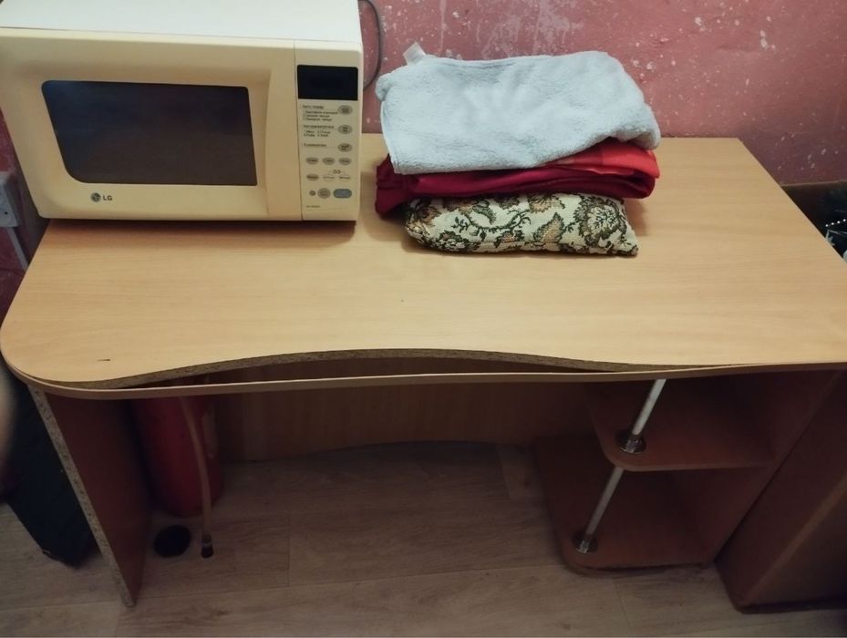 Письмовий стіл в гарному стані