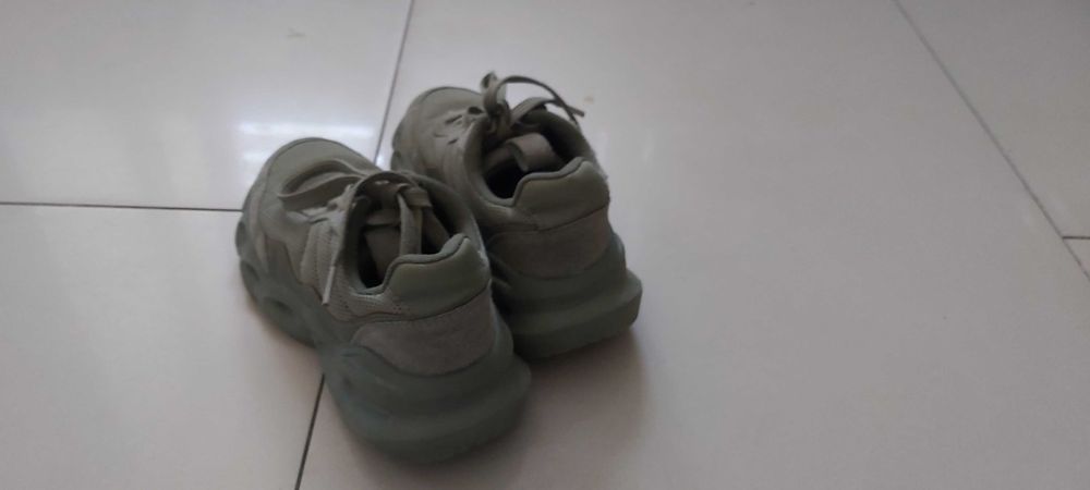 Oliwkowe buty z reserved.