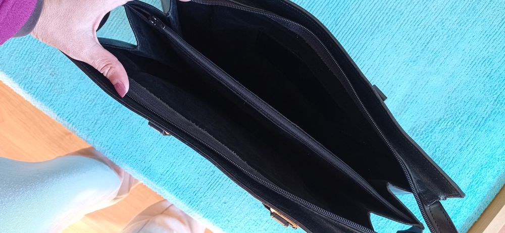 Pasta preta em pele - NOVA