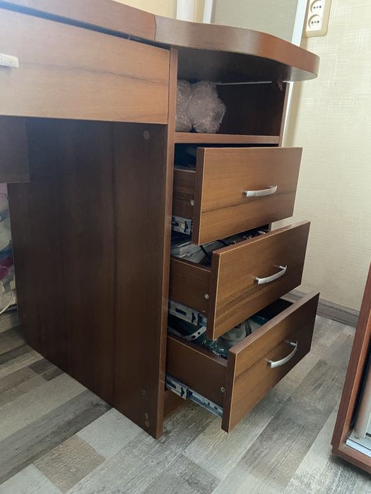 Великий міцний стіл