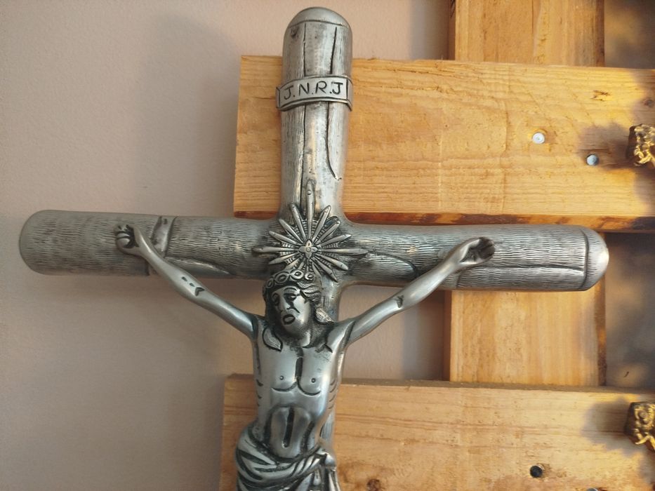 Crucifixo em estanho