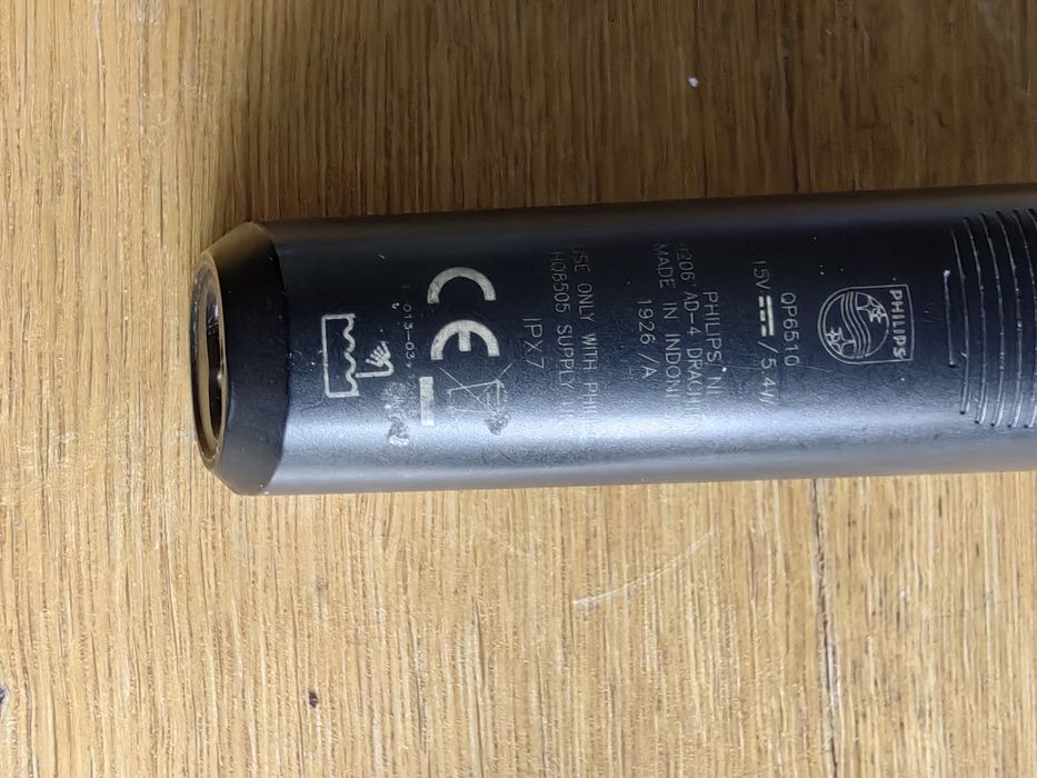 Трімер для стрижки Philips.