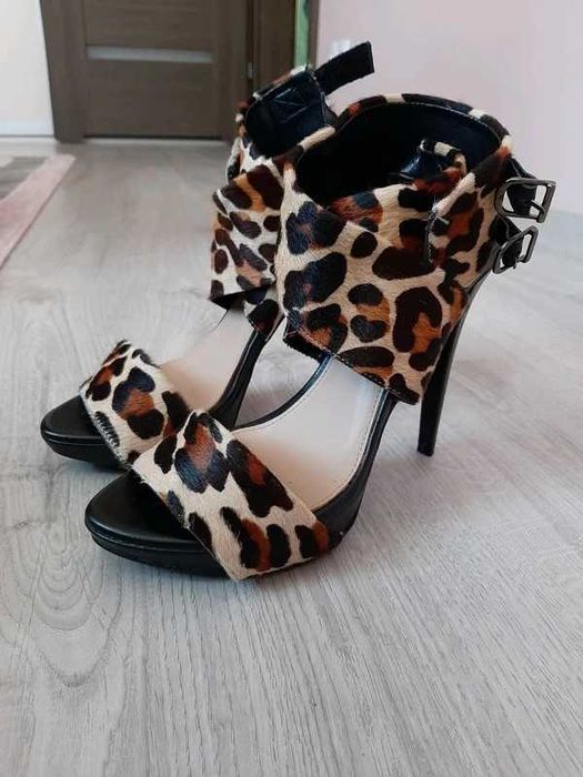 Szpilki na wysokim obcasie w modną panterkę Zara 39