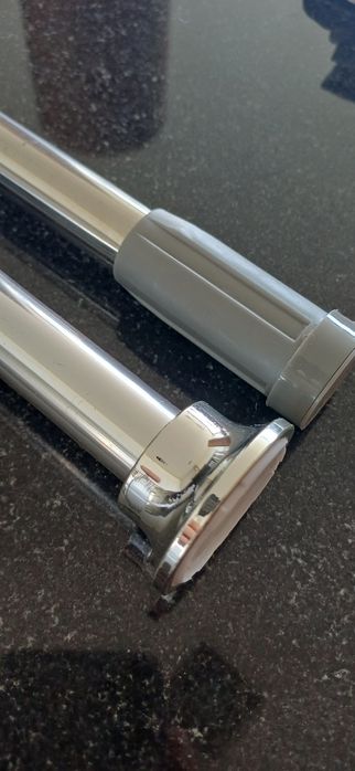 Varões e cortinas de casa de banho