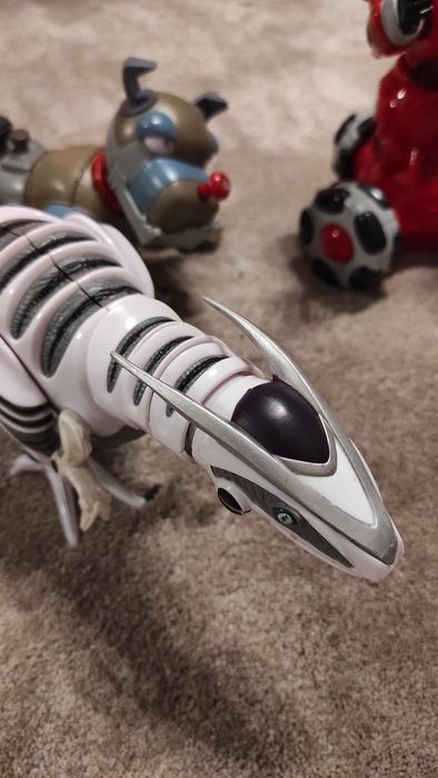 Roboty , zabawki, dinozaur , pies