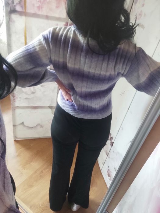 Świetny sweter H&M ombre Lila krótki model.