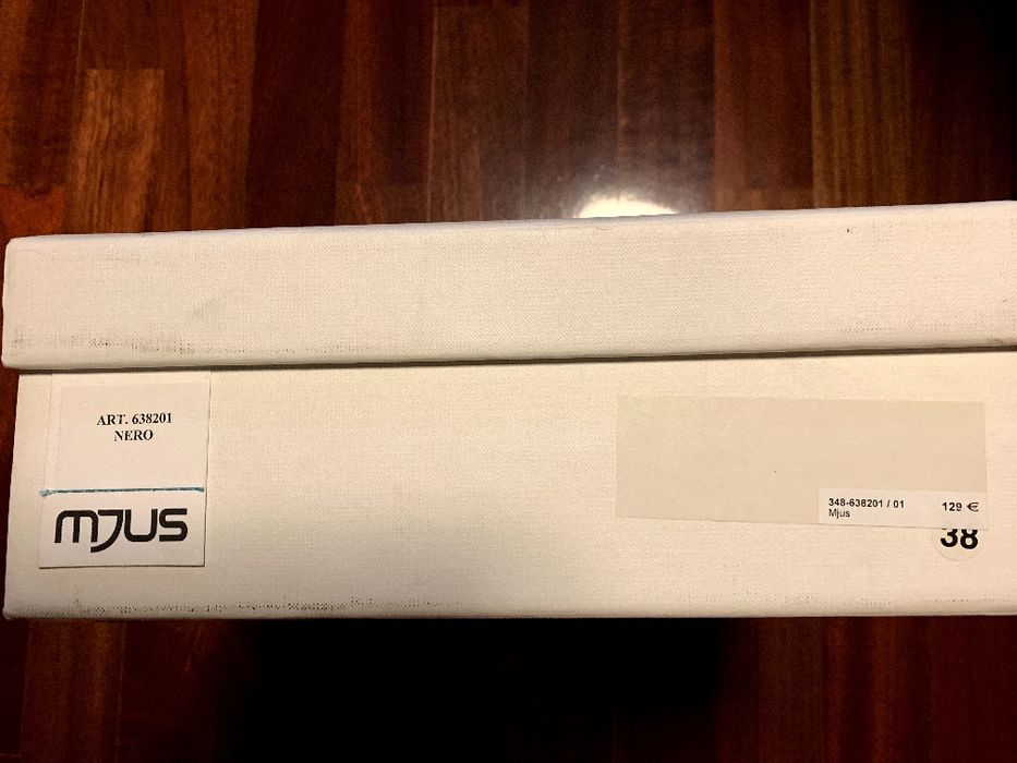 Botins pretos em pele 38