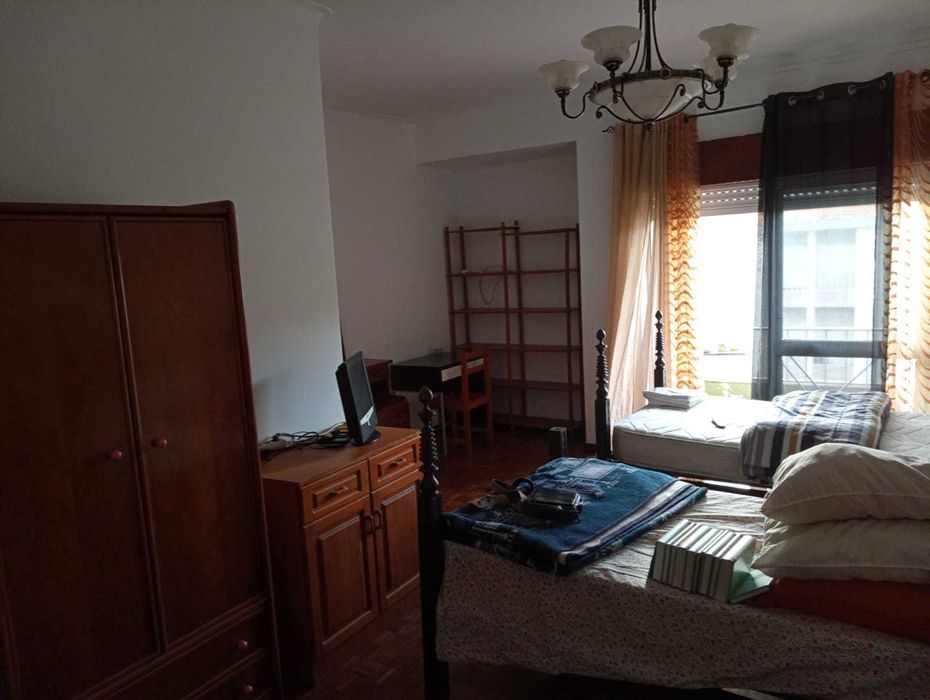 Quarto gigante para 1 ou 2 pessoas com varanda Moita - Centro) - todas as despesas incluida - 2 casas de Banho e cozinha completa