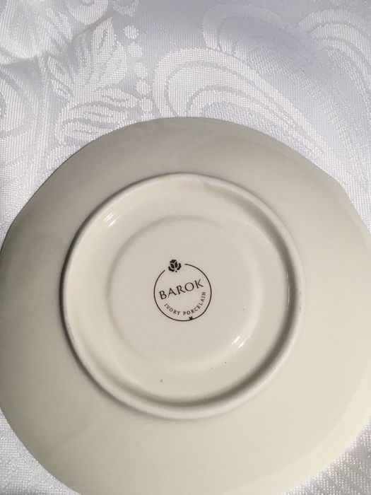 Filiżanki ceramiczne ze spodkiem zdobienia róże 2 kpl
