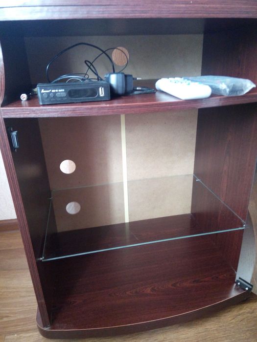 Телевізор та тумба (продаж окремо)