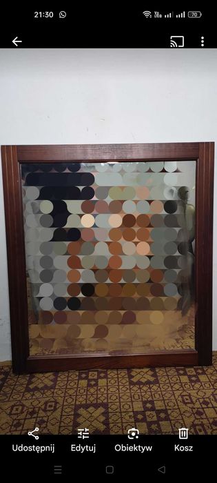 Lustro wiszące w drewnianej ramie