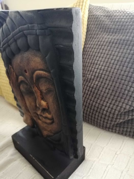 Cabeça de Buda pintada à mão