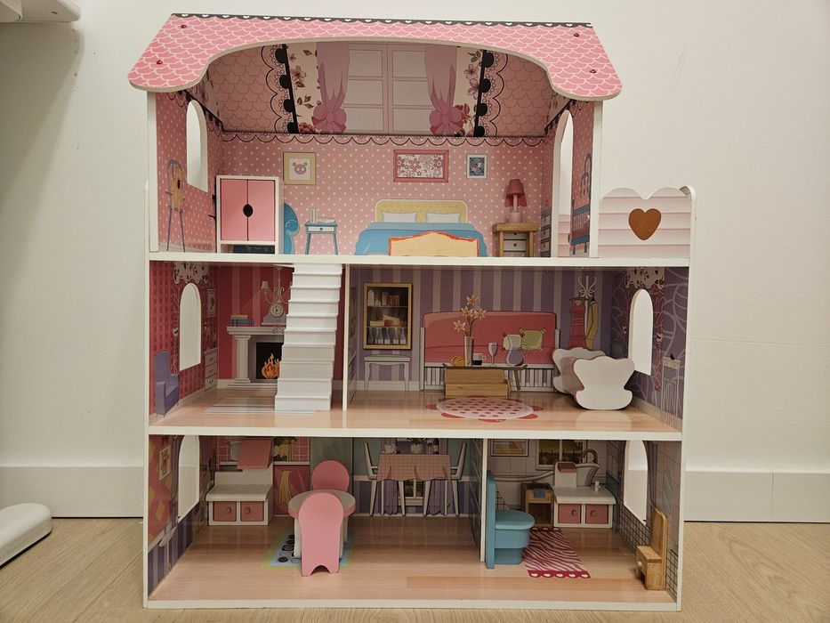 Domek dla lalek z drewnianymi mebelkami