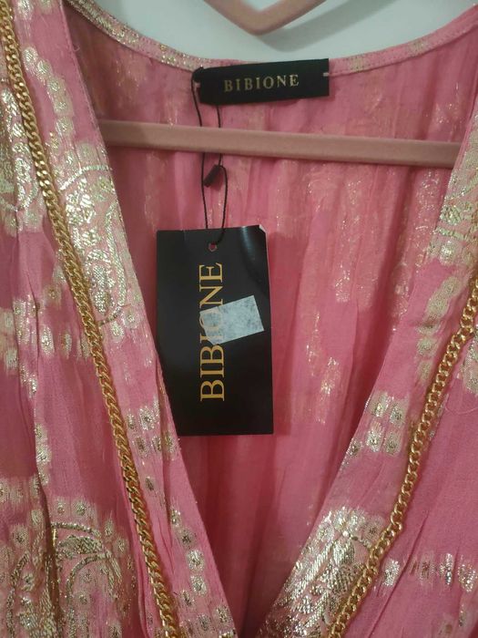 Różowo fioletowa sukienka w stylu boho Bibione