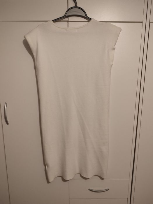 Biała sukienka dopasowana