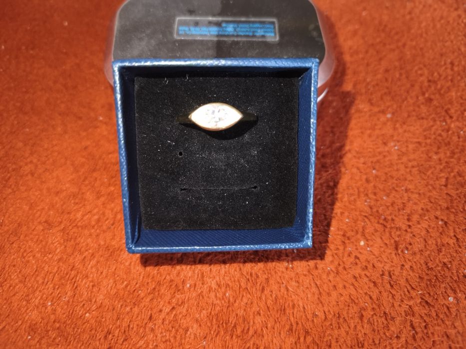 Срібна 925пр.каблучка вкрита золотом 18К із вставкою білого муассаніта