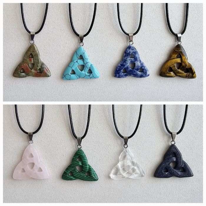 Colares Triquetra de Pedras Naturais