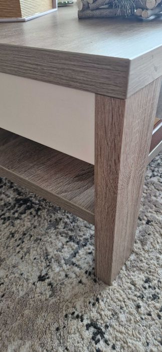 Sofá e mesinha de apoio