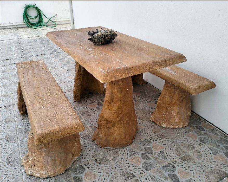 Mesa e bancos em pedra.