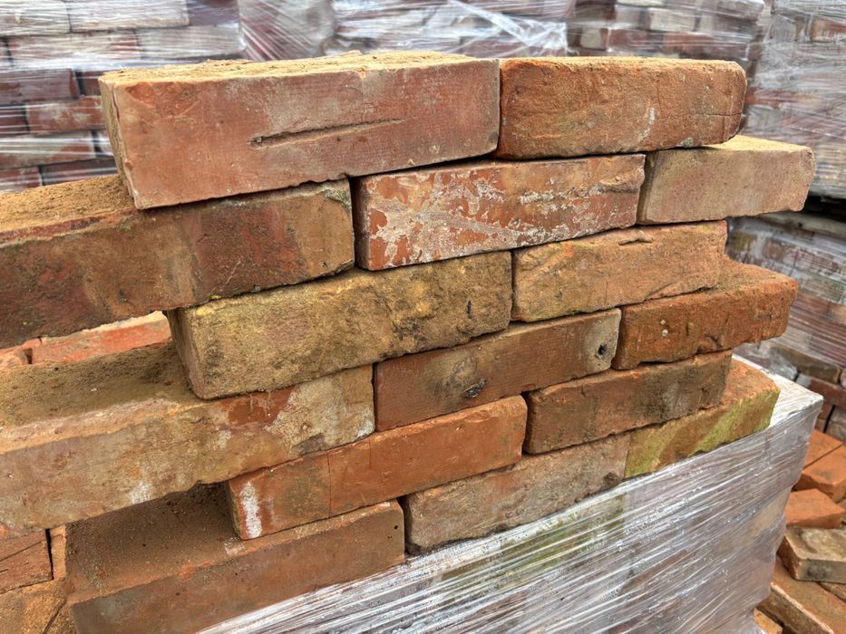 Cegła rozbiórkowa, czysta, twarda. Idealnie nadaje się do murowania.