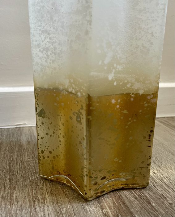 Jarra branca e dourada de formato estrela